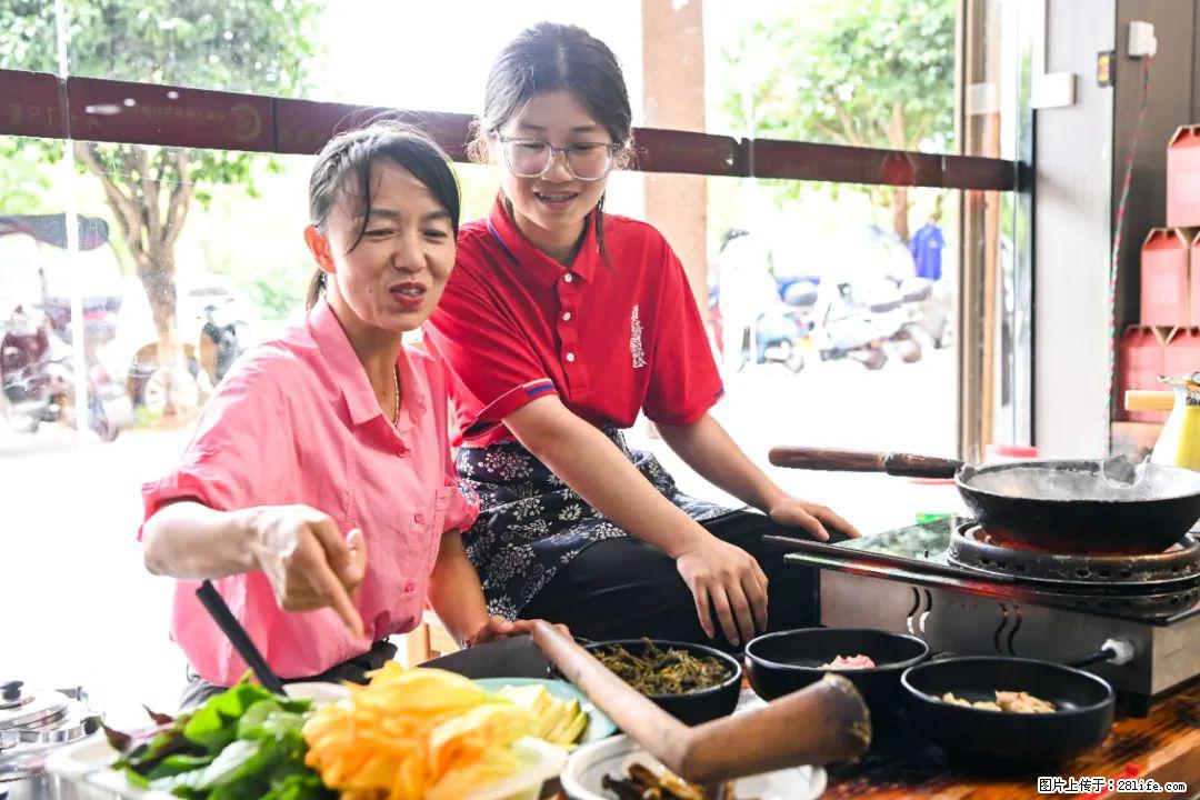 全网追的“扁担女孩”，找了一份暑假工，时薪12元 - 黔南生活资讯 - 黔南28生活网 qn.28life.com