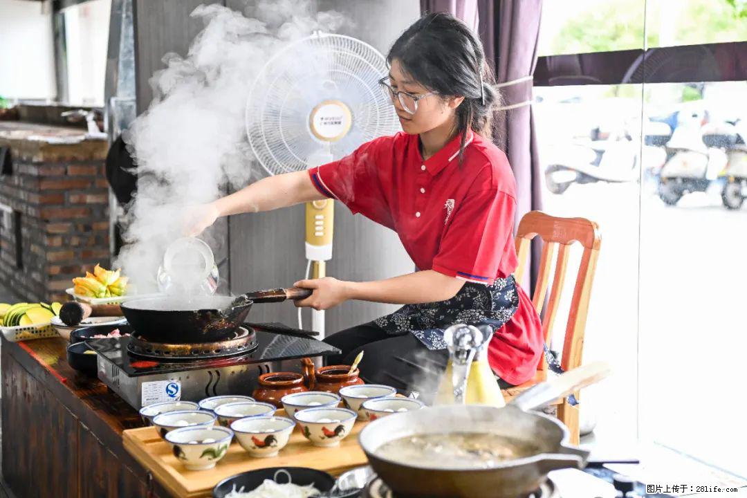 全网追的“扁担女孩”，找了一份暑假工，时薪12元 - 黔南生活资讯 - 黔南28生活网 qn.28life.com